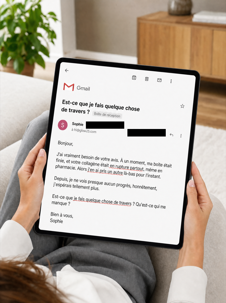 Main d'une femme d'une cinquantaine d'années tenant un iPad avec le message de Sophie à l'écran