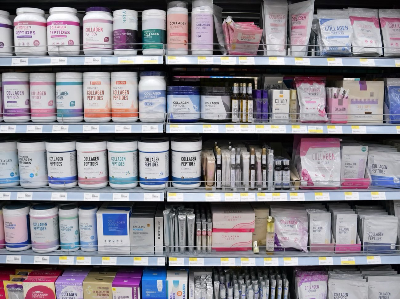 Un rayon de parapharmacie surchargé de nombreux produits de collagène bon marché