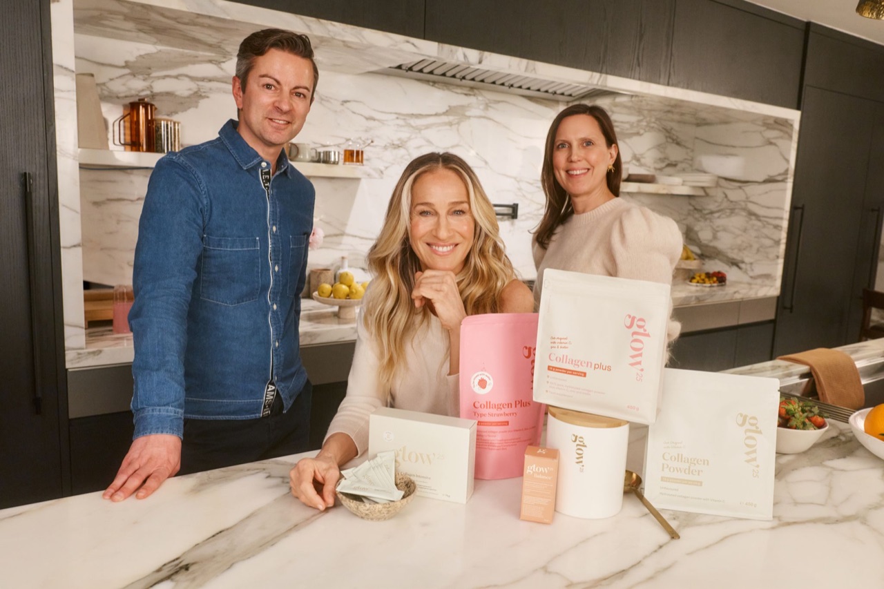 Sarah Jessica Parker avec l'équipe fondatrice de Glow25 et la gamme de collagène Glow25